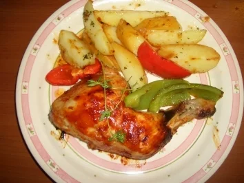 Rezept: Hähnchenkeulen aus dem Backofen mit Kartoffeln und Paprikagemüse Hähnchenkeulen aus dem Backofen mit Kartoffeln und Paprikagemüse - Rezept