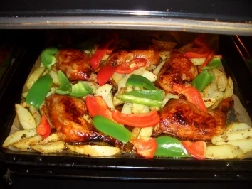 Rezept: Hähnchenkeulen aus dem Backofen mit Kartoffeln und Paprikagemüse Bild Nr. 6 Hähnchenkeulen aus dem Backofen mit Kartoffeln und Paprikagemüse - Rezept - Bild Nr. 6