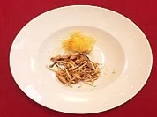 Seeteufel mit Kateifiteig auf Sprossen und Pilzen - Rezept