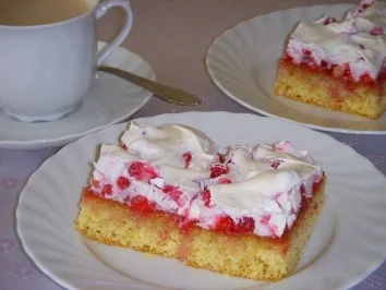 SCHAUMKUCHEN MIT JOHANNISBEEREN - Rezept