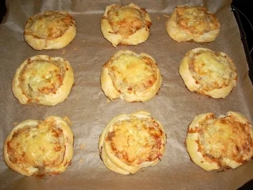 Rezept: Gefüllte Mett - Blätterteig - Röllchen Bild Nr. 8 Gefüllte Mett - Blätterteig - Röllchen - Rezept - Bild Nr. 8