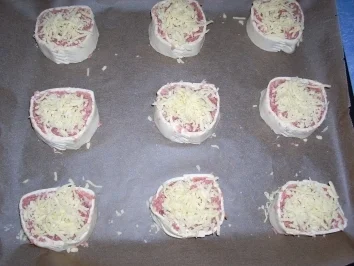 Rezept: Gefüllte Mett - Blätterteig - Röllchen Bild Nr. 7 Gefüllte Mett - Blätterteig - Röllchen - Rezept - Bild Nr. 7