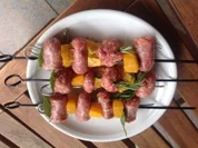Bratwurst Grillspieß mit Orangen und Lorbeer - Rezept