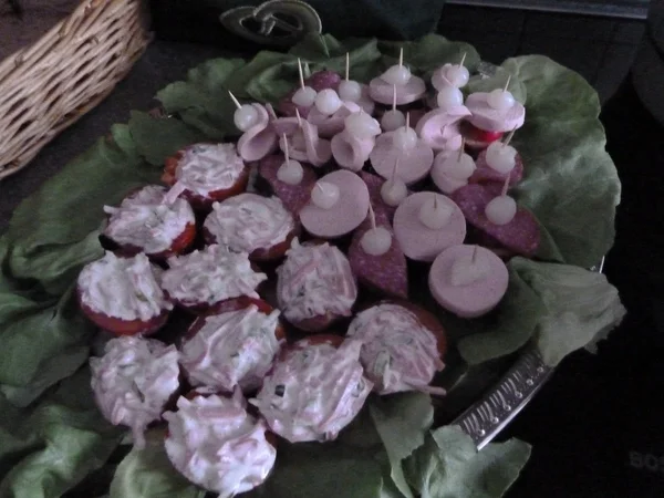 Rezept: Nostalgisches Kaltes Buffet, 60.er Jahre: Tomatenkörbchen Bild Nr. 2013 Nostalgisches Kaltes Buffet, 60.er Jahre: Tomatenkörbchen - Rezept - Bild Nr. 2013
