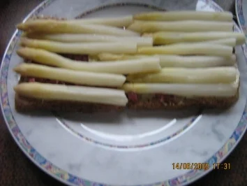 Spargel-Toast mit Erdbeeren und Chili - Rezept - Bild Nr. 6