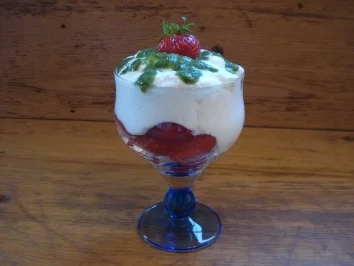 Rezept: Erdbeeren mit Topfenschaum und süßem Pesto Erdbeeren mit Topfenschaum und süßem Pesto - Rezept