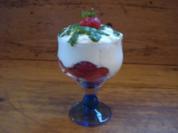 Erdbeeren mit Topfenschaum und süßem Pesto - Rezept