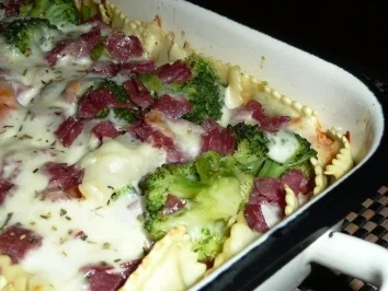 Rezept: Ravioli-Auflauf mit würziger Salami Ravioli-Auflauf mit würziger Salami - Rezept