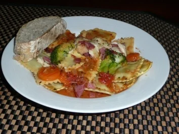 Rezept: Ravioli-Auflauf mit würziger Salami Ravioli-Auflauf mit würziger Salami - Rezept