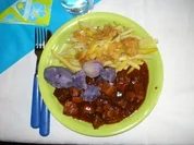 Violette Kartoffeln mit Gulasch und Bohnen - Rezept