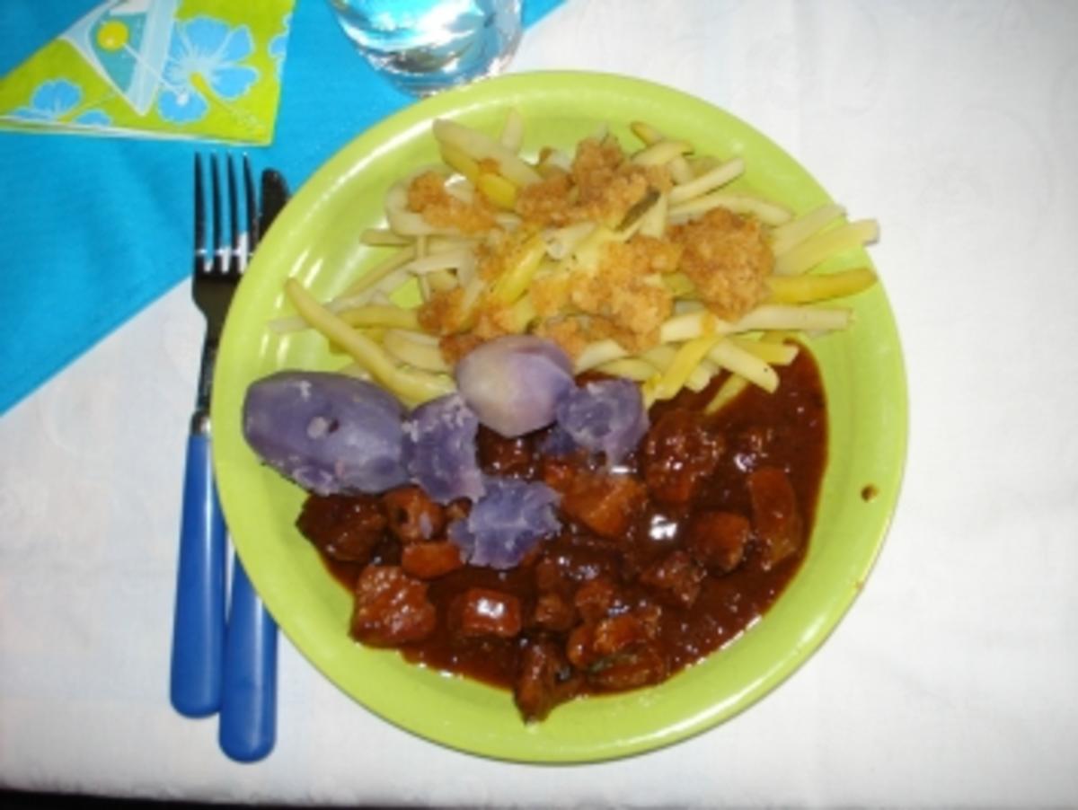 Violette Kartoffeln mit Gulasch und Bohnen - Rezept