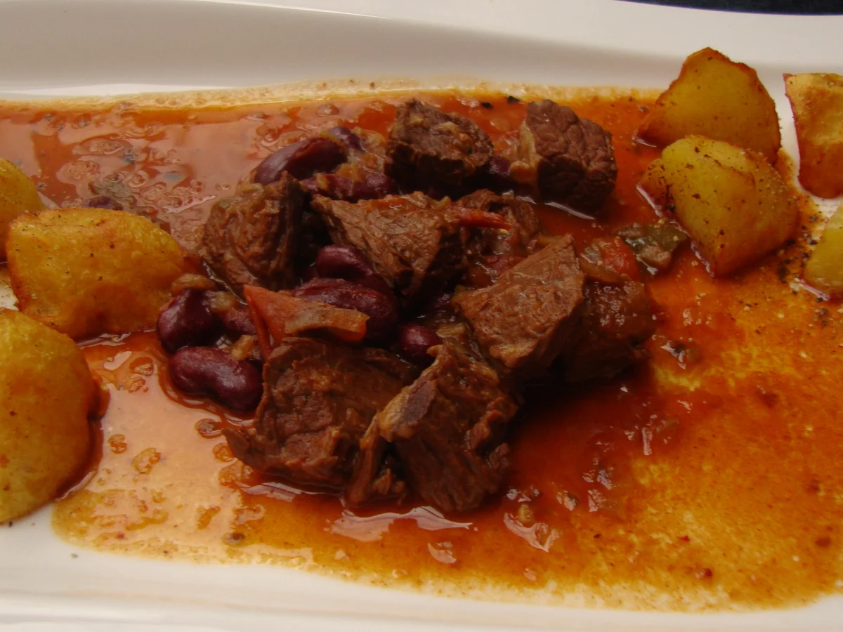 Bohnen Rindsgulasch mit Pfeffererdäpfel - Rezept - Bild Nr. 456