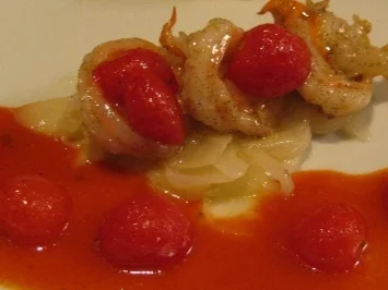 Vanillegarnelen auf Zitronenzwiebeln an geschmorten Kirschtomaten im Tomatensud - Rezept