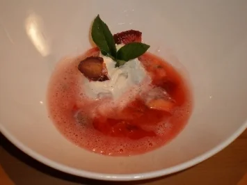 Rezept: Geeiste Erdbeersuppe an Orangenfilets, Erdbeerchips und Topfensorbet mit Sichuanpfeffer Geeiste Erdbeersuppe an Orangenfilets, Erdbeerchips und Topfensorbet mit Sichuanpfeffer - Rezept