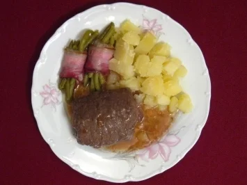 Rindsroulade mit Salzkartoffeln und Bohnen im Speckmantel - Rezept