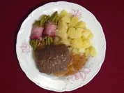 Rezept: Rindsroulade mit Salzkartoffeln und Bohnen im Speckmantel Rindsroulade mit Salzkartoffeln und Bohnen im Speckmantel - Rezept