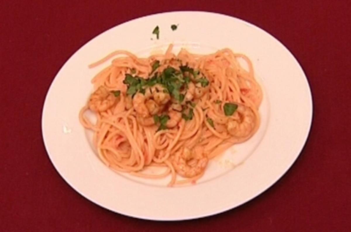 Prager Lachsspaghetti mit Riesengarnelen (Rebecca Simoneit-Barum) - Rezept