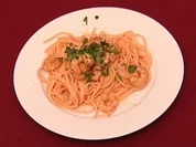 Prager Lachsspaghetti mit Riesengarnelen (Rebecca Simoneit-Barum) - Rezept