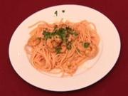 Prager Lachsspaghetti mit Riesengarnelen (Rebecca Simoneit-Barum) - Rezept