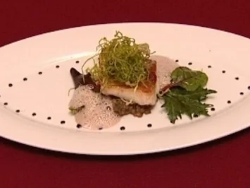 Zander in der Speckhaut gebraten auf Linsen mit Traubensenf-Schaum (Jörg Krusche) - Rezept