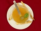 Klare Tomatenconsommé im Teeglas an ausgewählten Kräutern (Mola Adebisi) - Rezept