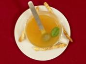 Rezept: Klare Tomatenconsommé im Teeglas an ausgewählten Kräutern (Mola Adebisi) Klare Tomatenconsommé im Teeglas an ausgewählten Kräutern (Mola Adebisi) - Rezept