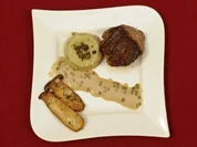 Rezept: Rinderfilet an getrรผffeltem Yamswurzel-Pรผree auf Whisky-Pfefferrahmsoรe (Mola Adebisi) Rinderfilet an getrรผffeltem Yamswurzel-Pรผree auf Whisky-Pfefferrahmsoรe (Mola Adebisi) - Rezept