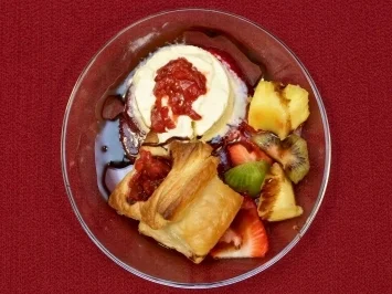 Blätterteig mit karamellisierten Erdbeeren dazu Vanilleeis (Mola Adebisi) - Rezept