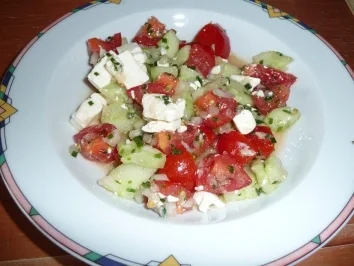 Rezept: Gurken-Tomatensalat mit Schafskäse Gurken-Tomatensalat mit Schafskäse - Rezept