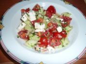 Gurken-Tomatensalat mit Schafskäse - Rezept