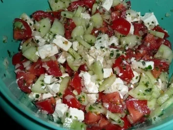 Rezept: Gurken-Tomatensalat mit Schafskäse Bild Nr. 8 Gurken-Tomatensalat mit Schafskäse - Rezept - Bild Nr. 8