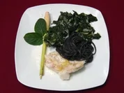 Zauberfische mit schwarzen Nudeln und Mangold an Zitronenschaum - Rezept