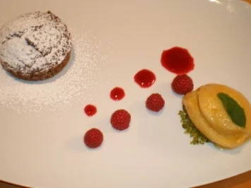 Schokoladensoufflee mit flüssigem Kern an Aprikosen-Proseccosorbet auf Himbeerspiegel - Rezept