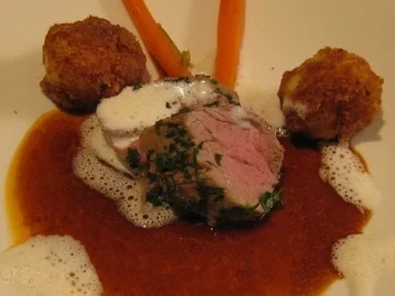 Kalbsfilet im Kräutermantel auf Vanille-Fingermöhrchen mit Miniknödeln - Rezept