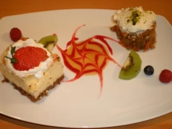 Rezept: Karottenkuchen mit Buttercreme und Cheesecake mit Himbeersoße und Früchte Karottenkuchen mit Buttercreme und Cheesecake mit Himbeersoße und Früchte - Rezept