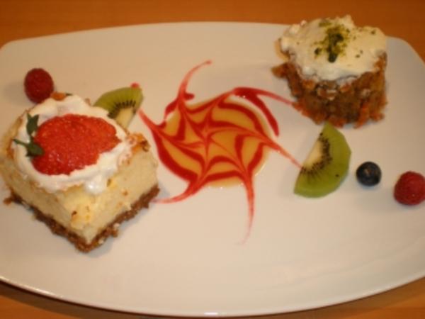 Karottenkuchen mit Buttercreme und Cheesecake mit Himbeersoße und ... Karottenkuchen mit Buttercreme und Cheesecake mit Himbeersoße und ...