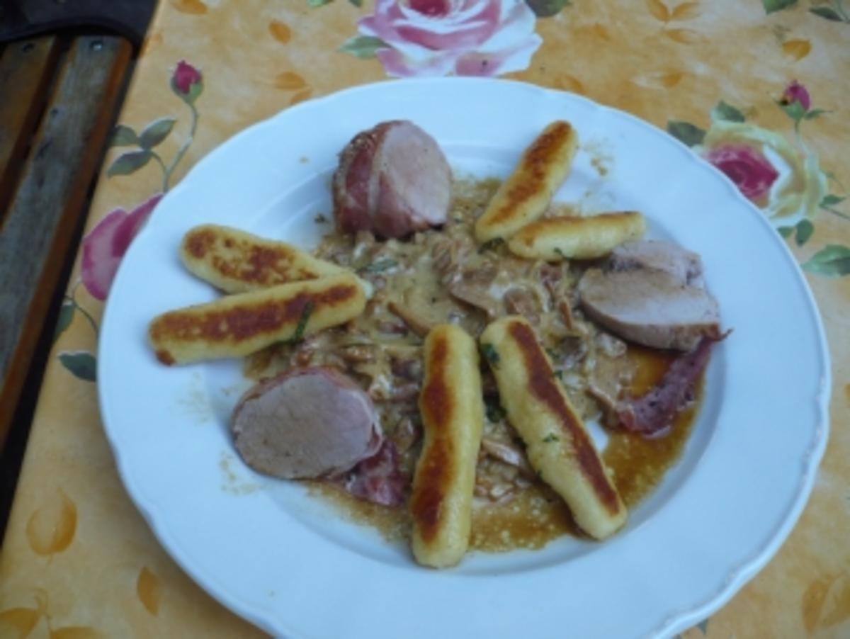 Bilder für Schweinefilet im Speckmantel mit Eierschwammerln und Schupfnudeln - Rezept