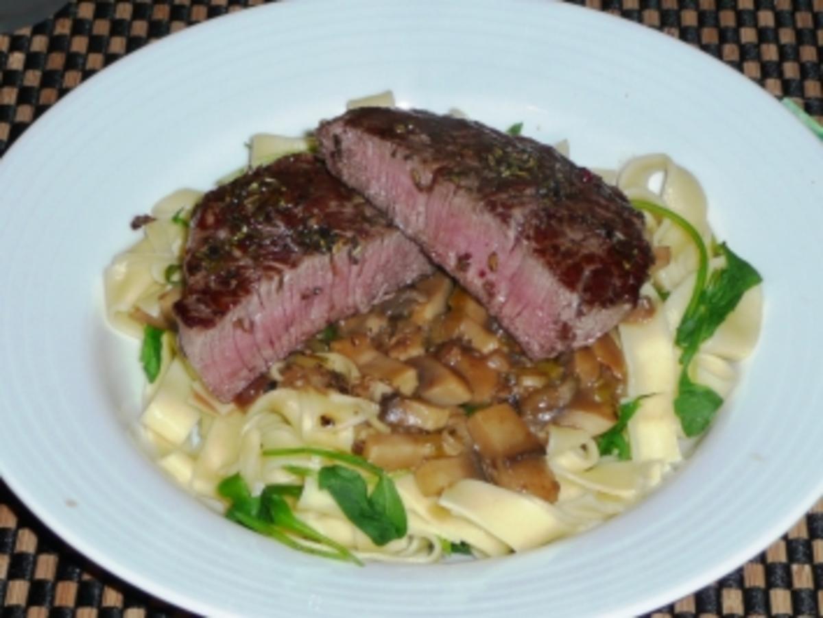 Rinderfilet auf Rucola-Nudelnest mit Champignon-Balsamico Sauce ...