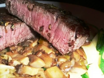 Rezept: Rinderfilet auf Rucola-Nudelnest mit Champignon-Balsamico Sauce Rinderfilet auf Rucola-Nudelnest mit Champignon-Balsamico Sauce - Rezept