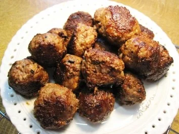 Rezept: Fleisch-Klößchen - herzhaft gewürzt ... Fleisch-Klößchen - herzhaft gewürzt ... - Rezept