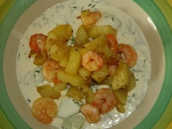 Rezept: Leckere Garnelen-Bratkartoffeln auf Gurken-Creme-Fraiche Leckere Garnelen-Bratkartoffeln auf Gurken-Creme-Fraiche - Rezept