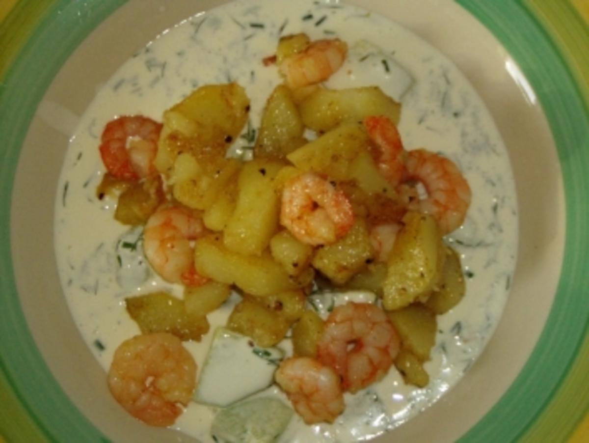 Leckere Garnelen-Bratkartoffeln auf Gurken-Creme-Fraiche - Rezept ...