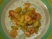 Leckere Garnelen-Bratkartoffeln auf Gurken-Creme-Fraiche - Rezept