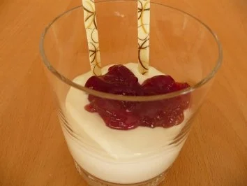 Sahnequark mit Kirschsauce - Rezept