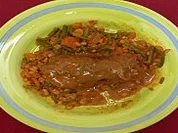 Rezept: Gerolltes Fleisch mit Topfen-Gouda-Füllung auf buntem Gemüsebett Gerolltes Fleisch mit Topfen-Gouda-Füllung auf buntem Gemüsebett - Rezept