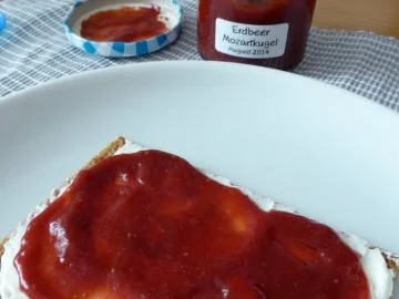 Aufstriche : Erdbeermarmelade mit Mozartkugeln - Rezept - Bild Nr. 3