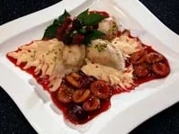 Rezept: Zwetschgen-Frischkäse-Ravioli auf Zimtschaum Zwetschgen-Frischkäse-Ravioli auf Zimtschaum - Rezept