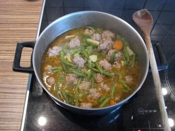 Rezept: "HAUPTGERICHT" Bohneneintopf mit Hackbällchen "HAUPTGERICHT" Bohneneintopf mit Hackbällchen - Rezept