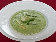 Rezept: Basilikumsuppe mit weißem Spargel Basilikumsuppe mit weißem Spargel - Rezept