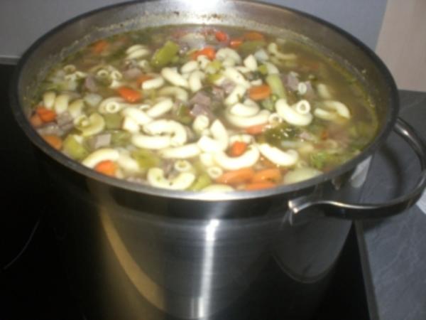 Kräftige Rindfleischsuppe mit Gemüse mit Bild - einfach - 57 kcal/100g